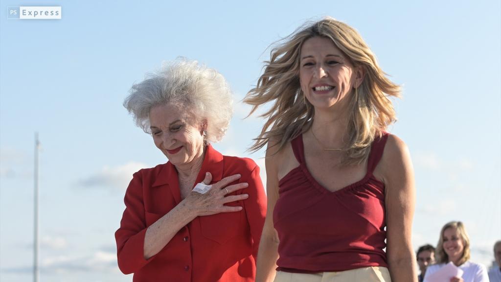 La vicepresidenta segunda, ministra de Trabajo y Economía Social y líder de Sumar, Yolanda Díaz (d), y la actriz Marisa Paredes (i), en A Coruña.