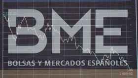 Panel de Bolsas y Mercados Españoles (BME) en un gráfico del interior del Palacio de la Bolsa de Madrid.