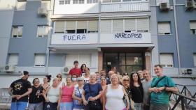 Los vecinos de la calle Argentina de Fuenlabrada ante el edificio que alberga un narcopiso.