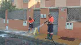 Dos trabajadores de Limasam, la empresa de limpieza de Málaga.