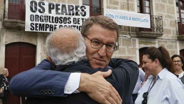 El candidato del PP a las elecciones generales, Alberto Núñez Feijóo, abraza a un vecino a su llegada a la casa familar, en su pueblo natal, Os Peares, Orense.