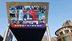 Una pantalla gigante retransmite la intervención de Xi Jinping en la cumbre del OCS en Beijing.