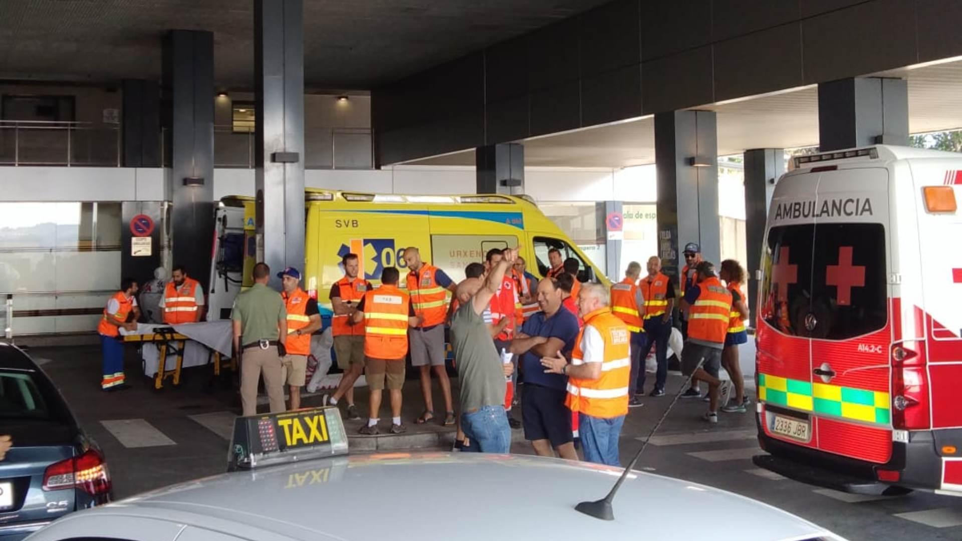 Trabajadores del sector de las ambulancias se manifiestan en el CHUAC de A Coruña. Foto: Sergio Ares