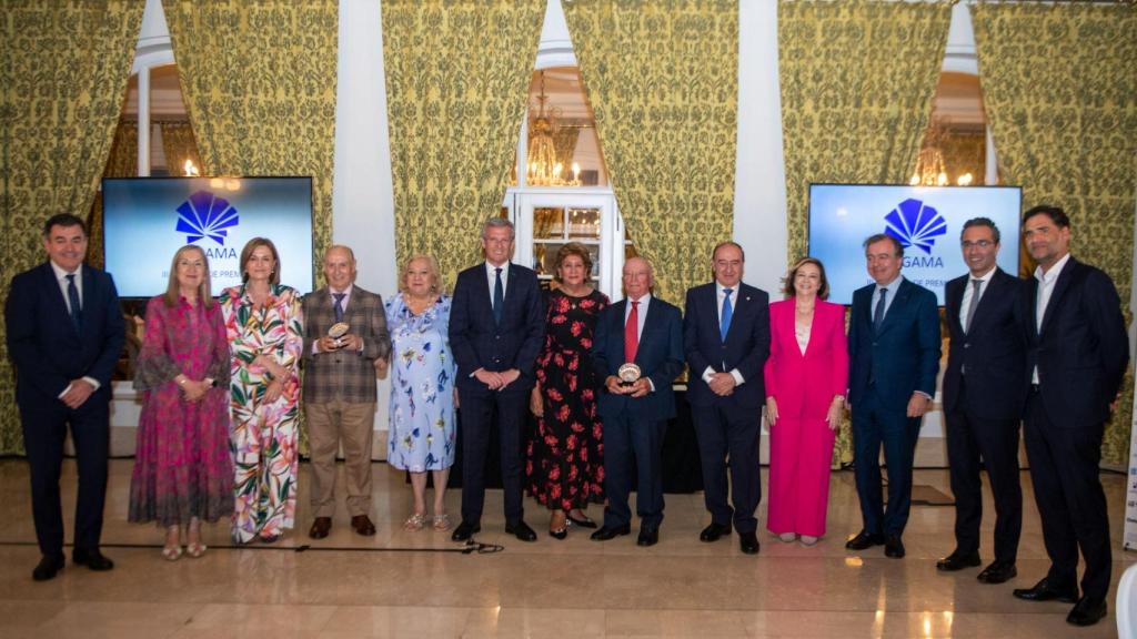 El presidente de la Xunta de Galicia junto con los premiados, el presidente de Aegama y patrocinadores