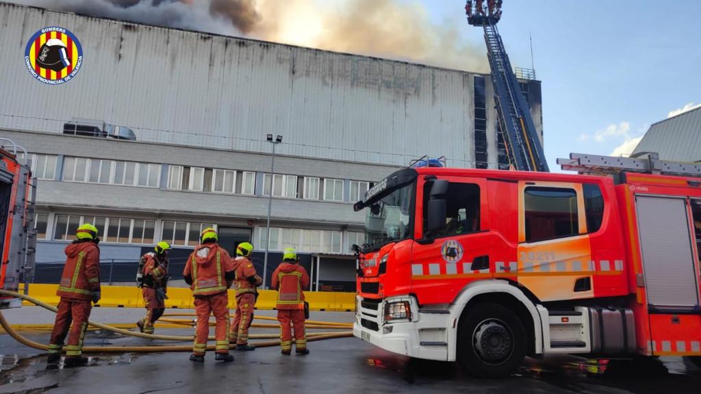 Bomberos en el almacén de Mercadona que arde en Riba-roja, Valencia. EE