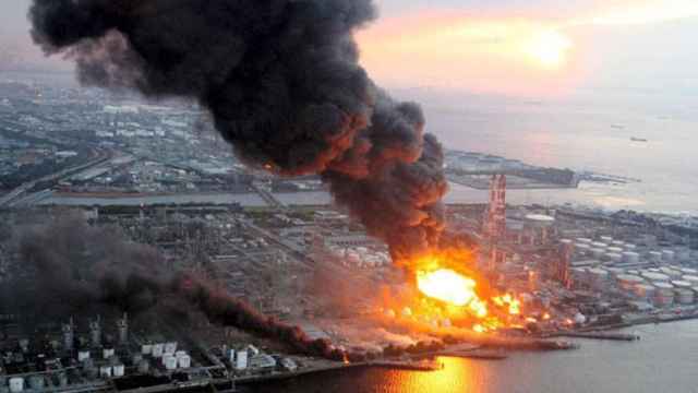 Explosión de una refinería junto a la central nuclear de Fukushima Daiichi, en Japón