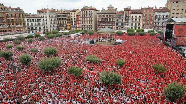 Miles de personas celebran en la Plaza del Castillo de Pamplona el inicio de las fiestas de los sanfermines 2023