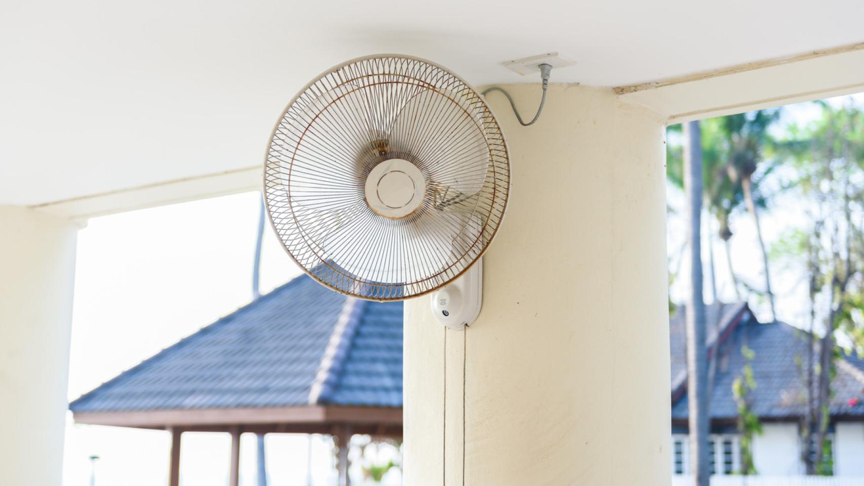 Ventilador de pared en la estancia de un hogar.