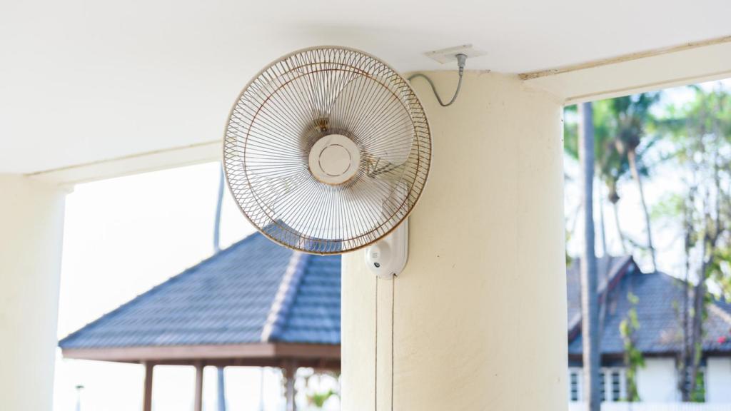 Ventilador de pared en la estancia de un hogar.