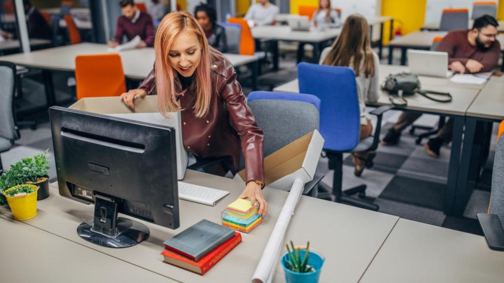 Una mujer poniendo orden en su mesa de trabajo.