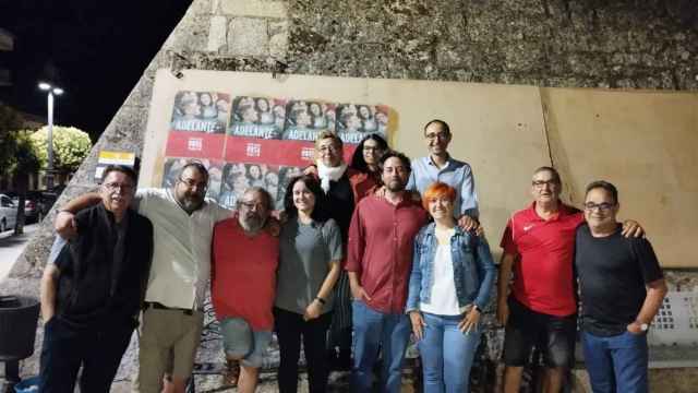 Pegada de carteles del PSOE en Béjar, con David Serrada
