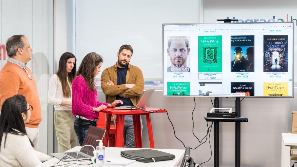 Algunos estudiantes presentan un proyecto en una de las aulas del centro