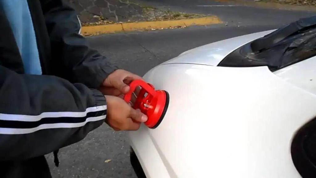 Quitando abolladura del coche.