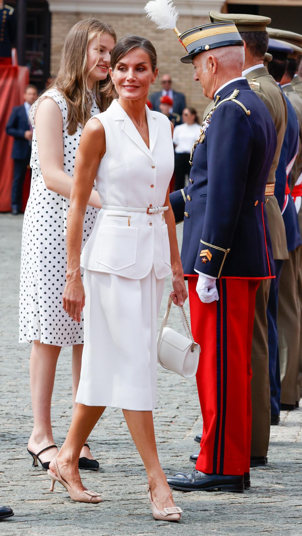 Sandalias destalonadas y bolso de Furla.