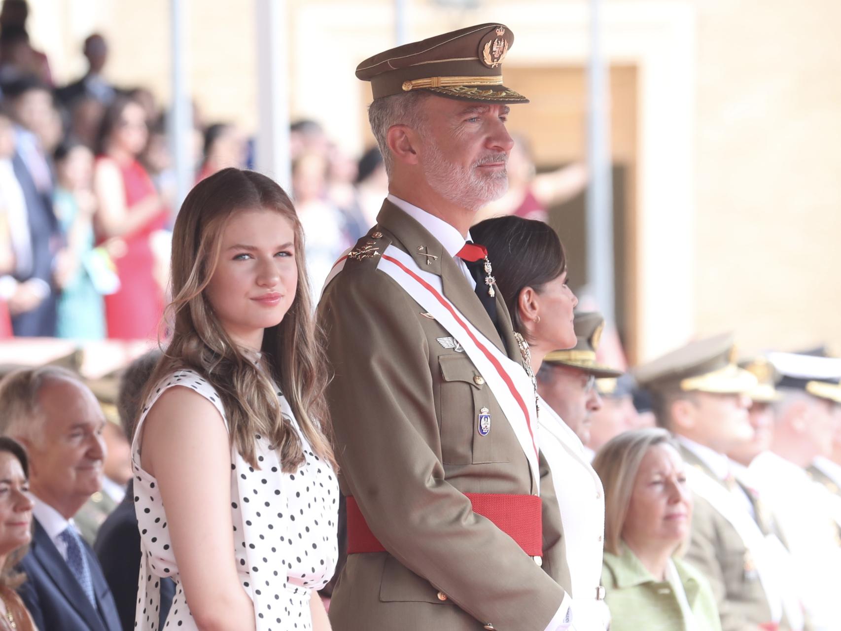 El Rey, acompañado de la Reina y la princesa de Asturias, a su llegada a Zaragoza para presidir el acto de entrega de Reales Despachos de Empleo en la Academia General Militar.