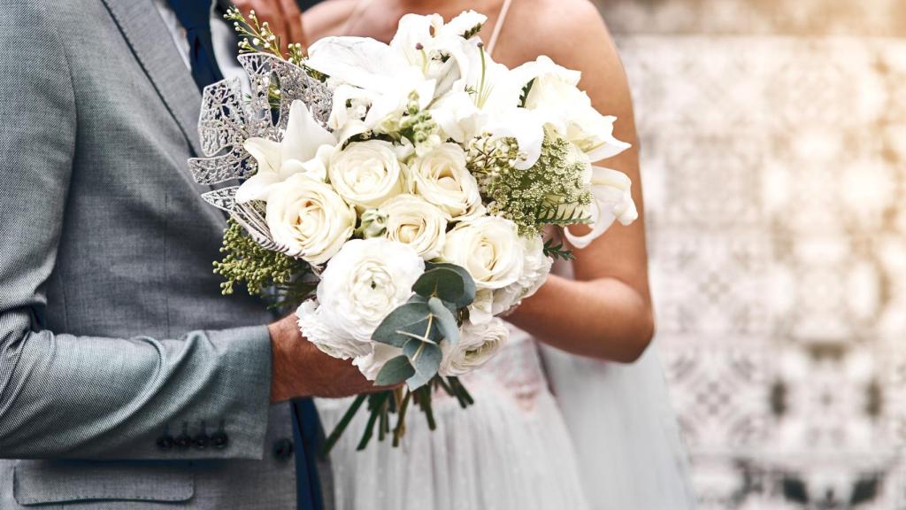 Una pareja celebrando su boda.