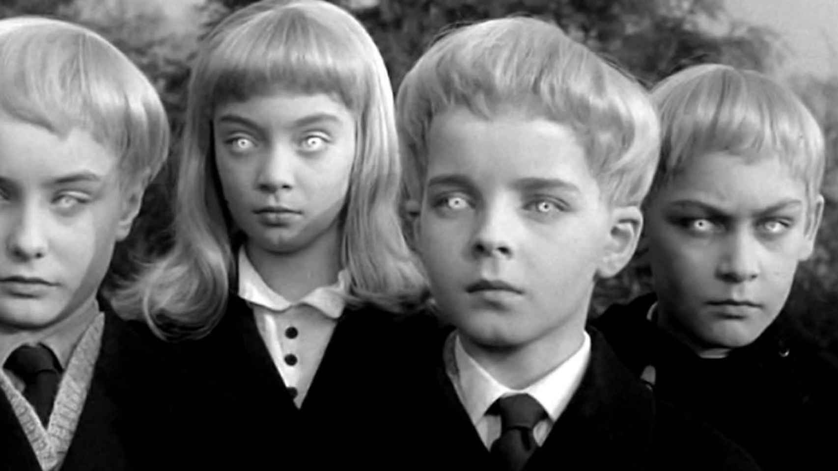 Los niños alienados, no, alienígenas de 'El pueblo de los malditos' (1960), según novela de John Wyndham