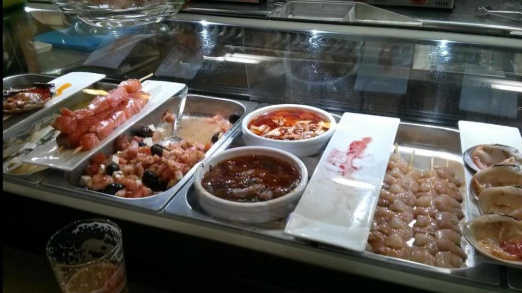 Mostrador con productos de El Yerno.