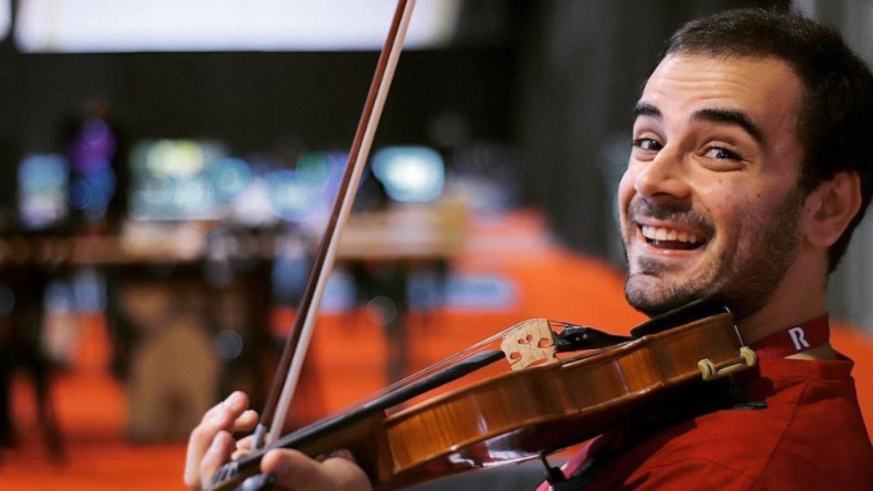 Pablo Díaz tocando el violín.