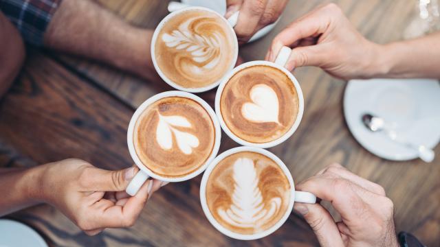 Grupo de amigos tomando café.