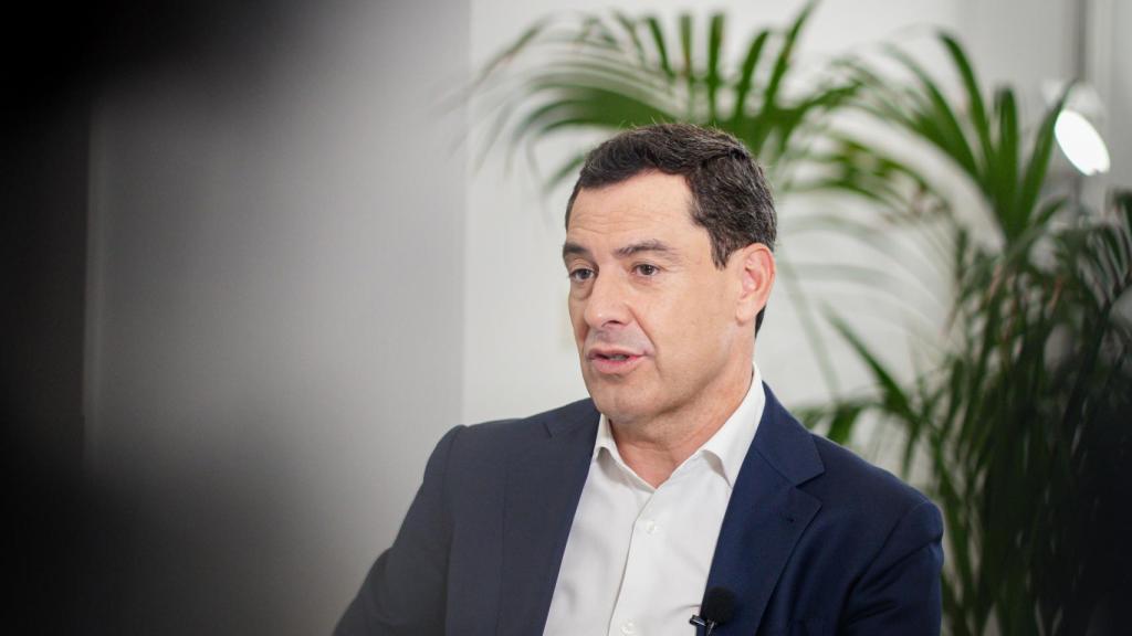 Juanma Moreno, durante la conversación con EL ESPAÑOL.