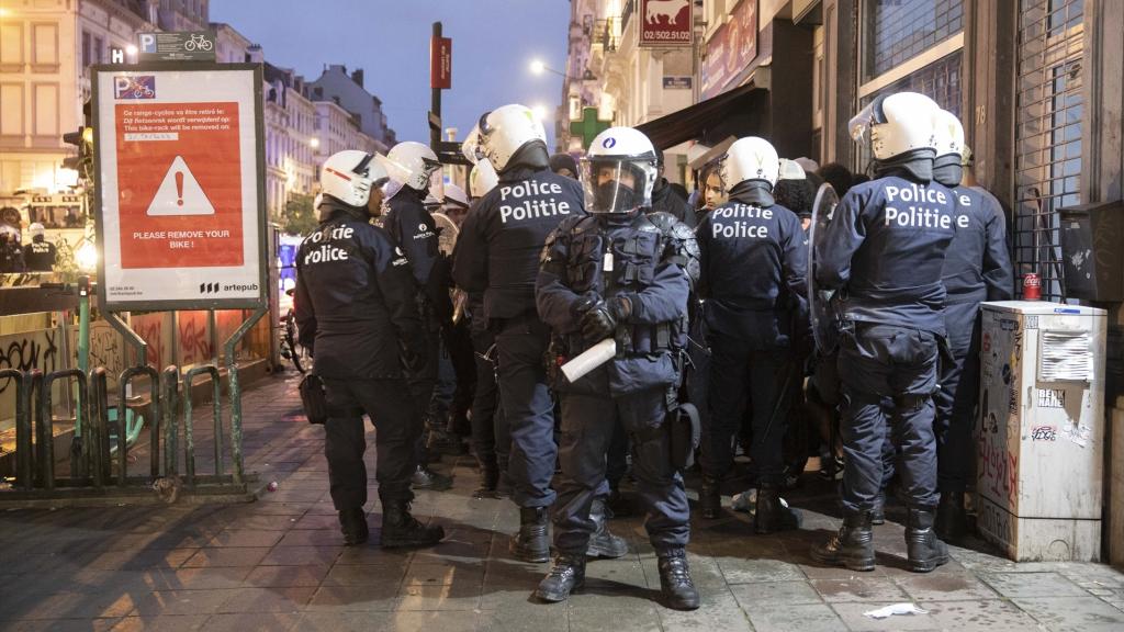 Un grupo de policías desplegados durante las protestas en Francia