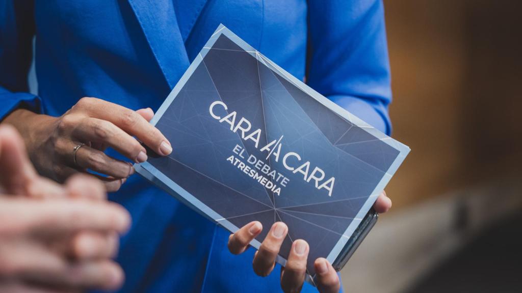 Pastor sujeta las tarjetas del programa en las manos.