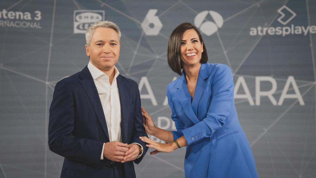 Ana Pastor y Vicente Vallés posan durante la entrevista con EL ESPAÑOL.