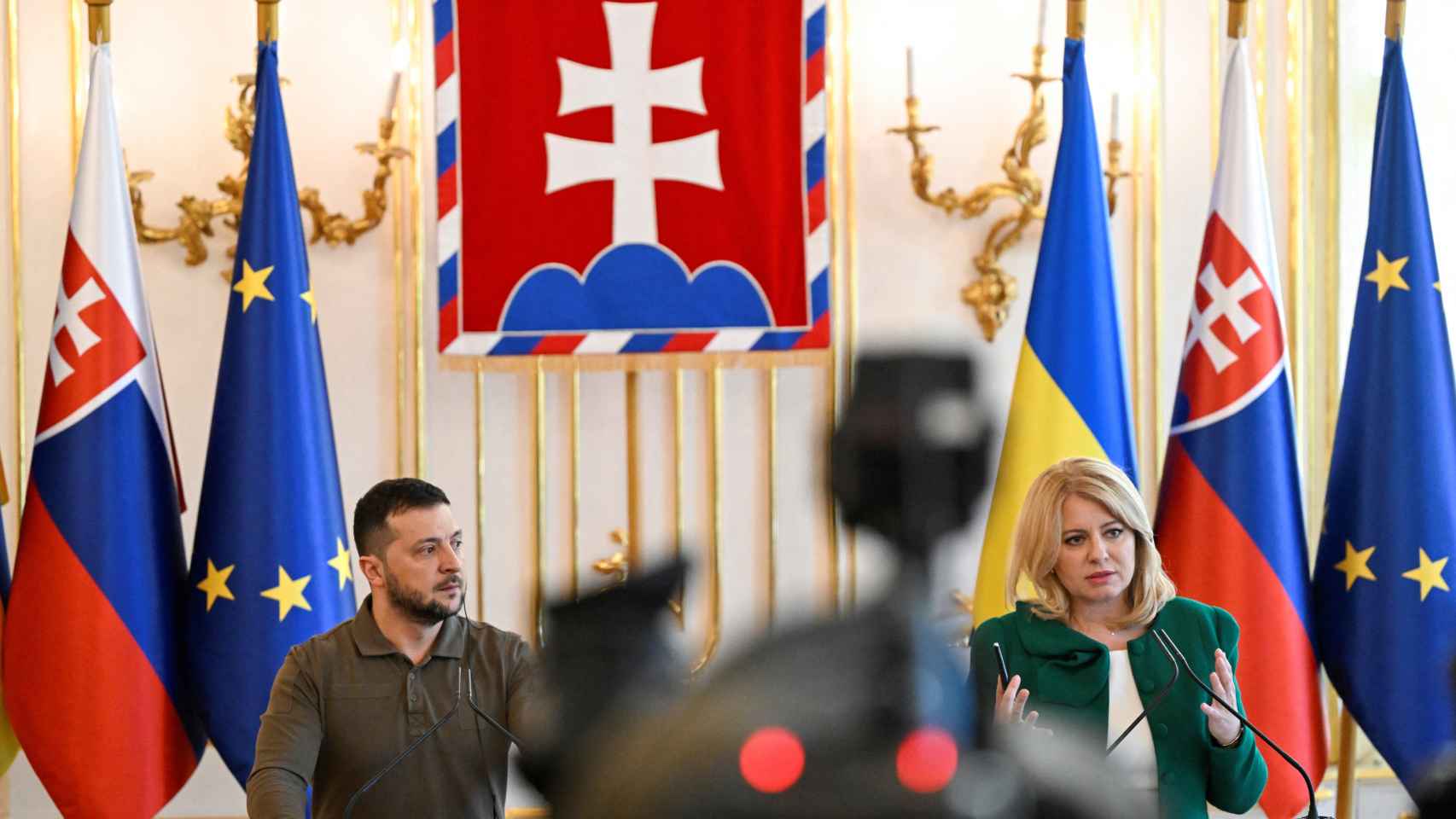 La presidenta de Eslovaquia, Zuzana Caputova, y el presidente de Ucrania, Volodímir Zelenski.