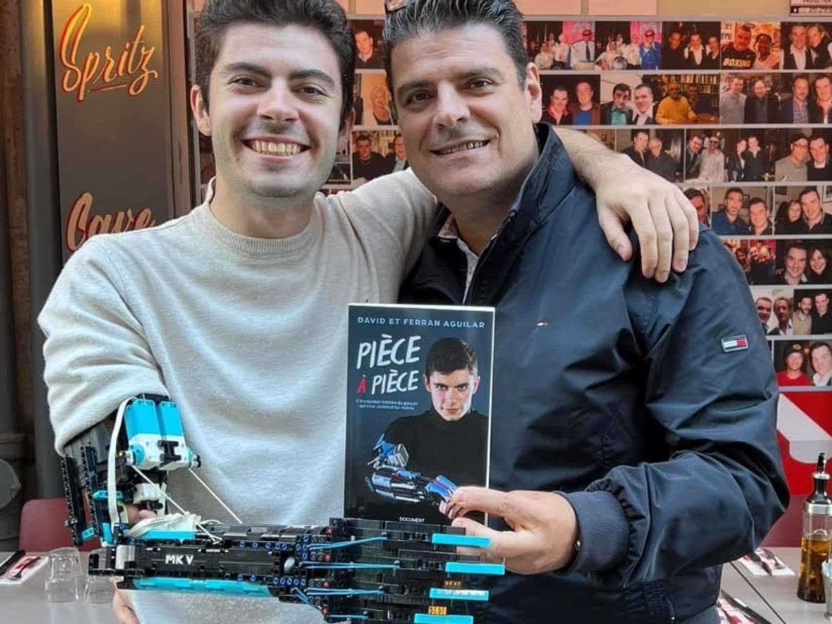 David Aguilar y su padre, Ferran Aguilar, autores del libro 'Pieza a pieza'.