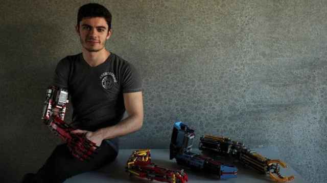 David Aguilar, joven que construye prótesis con piezas de Lego.