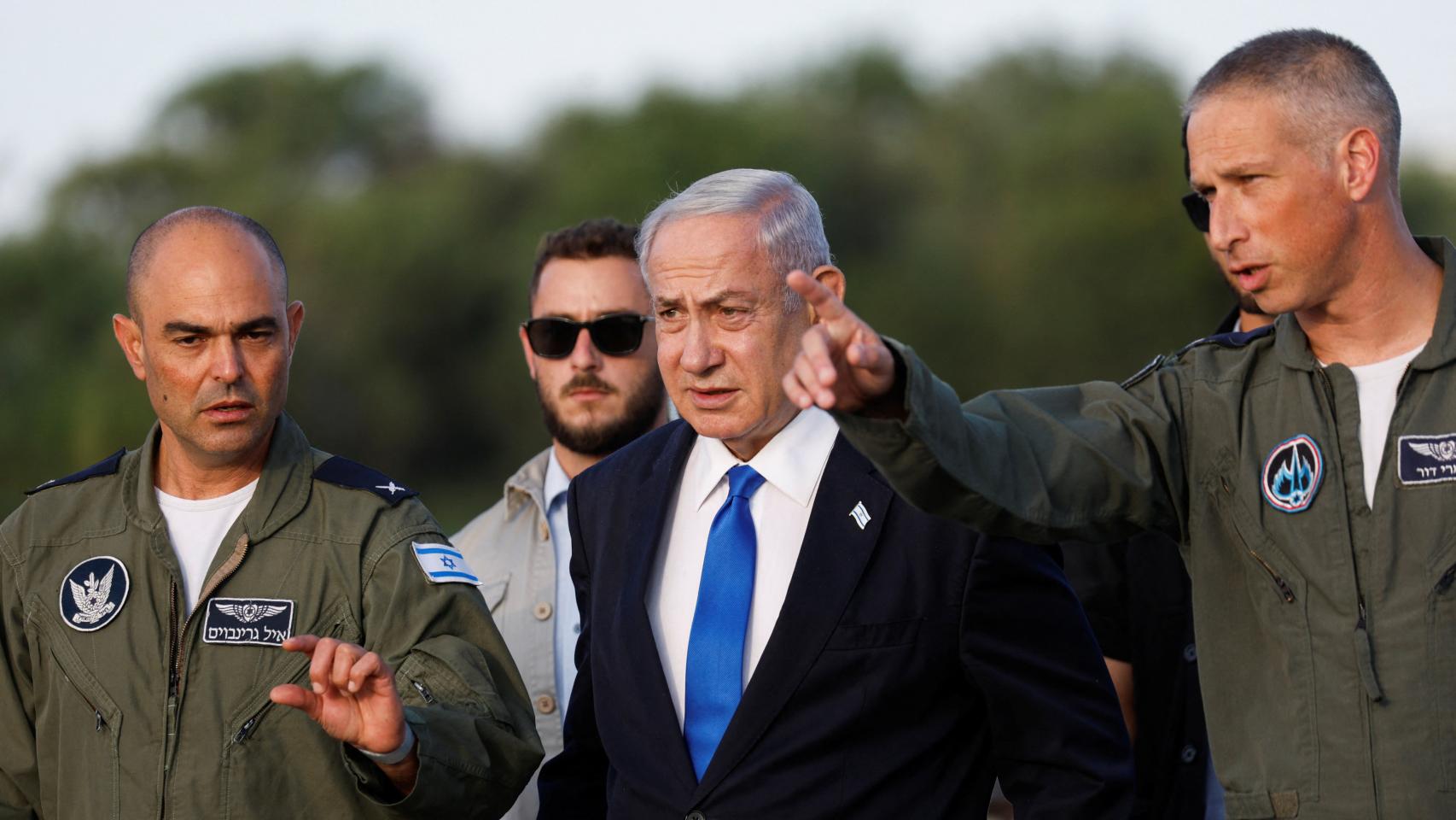 El primer ministro Benjamin Netanyahu, escoltado por oficiales de la Fuerza Aérea israelí, el miércoles.