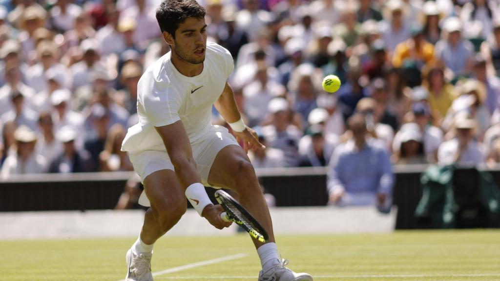 Alcaraz ejecuta una volea en el partido ante Muller en Wimbledon.