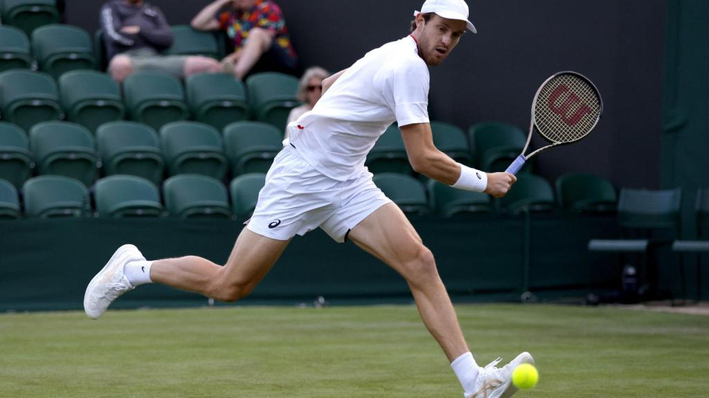 Nicolás Jarry corre detrás de una bola.