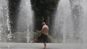 Una persona se refresca en una fuente pública de Alicante, hace unos días.