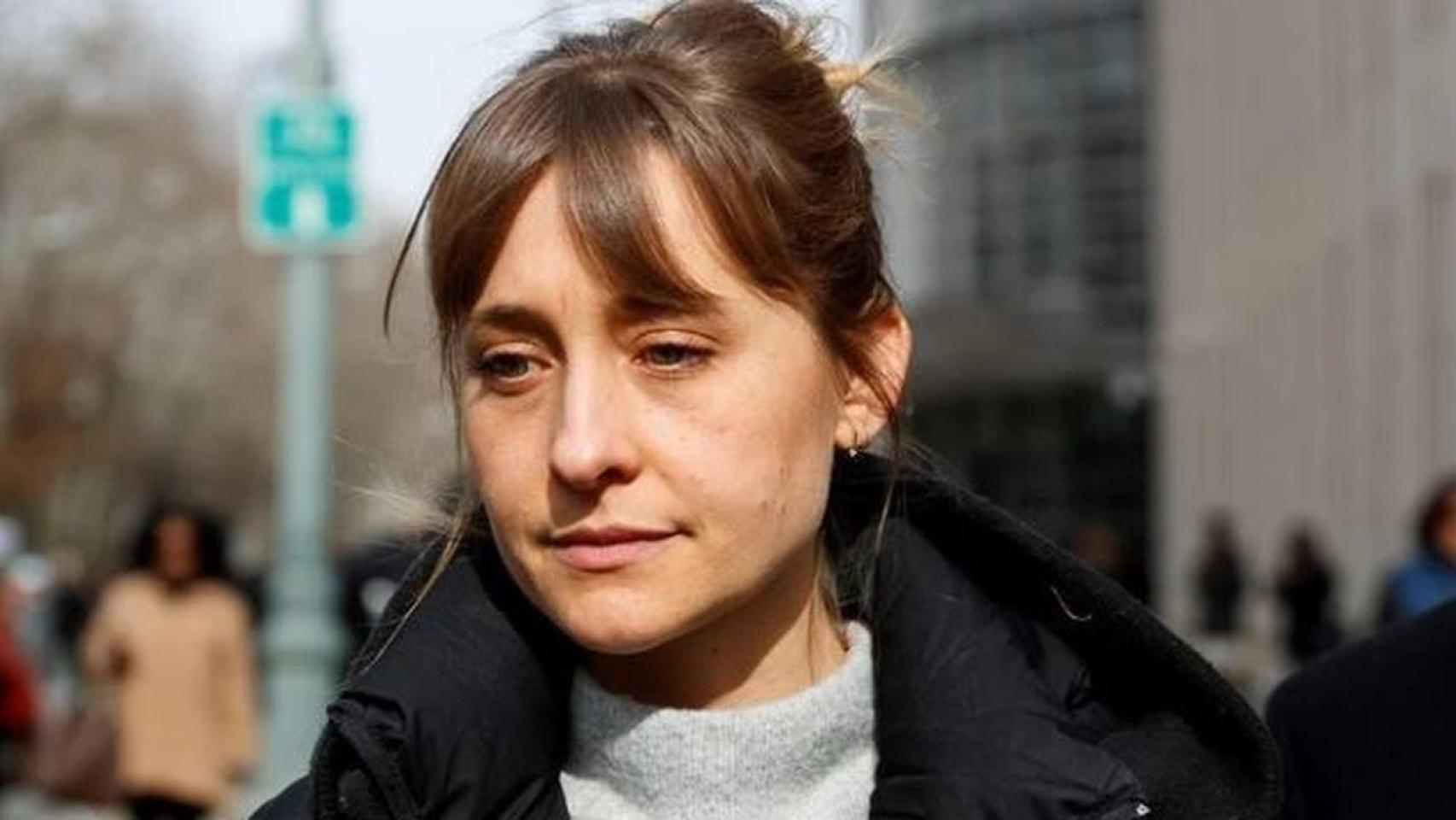 Sale de prisión Allison Mack, la actriz de 'Smallville' condenada por reclutar mujeres para una secta sexual