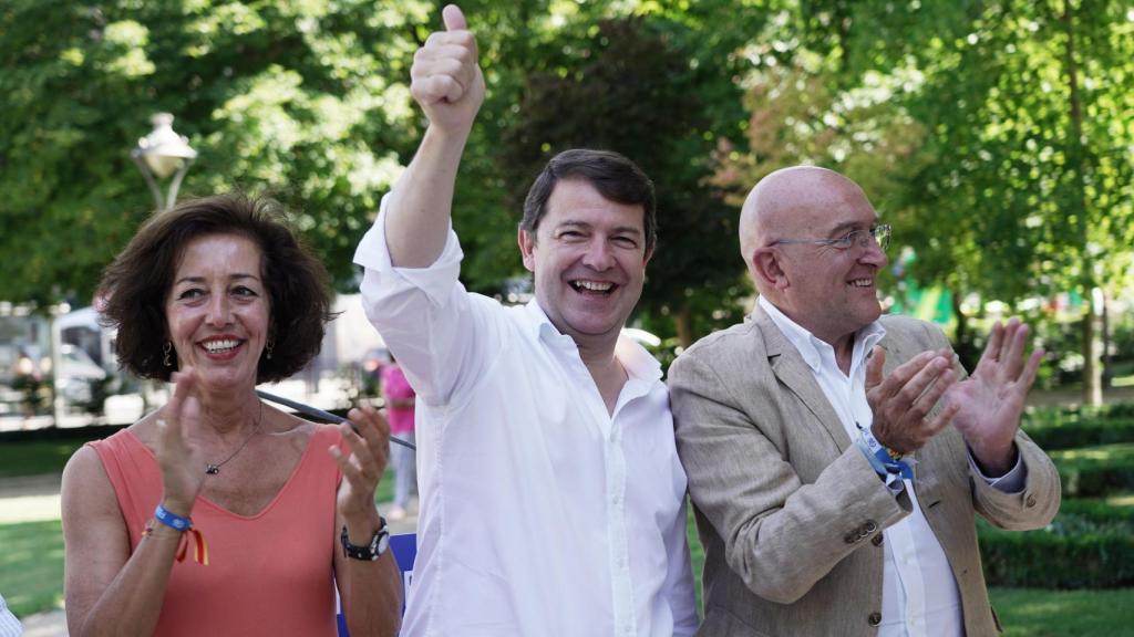 El presidente del Partido Popular de Castilla y León, Alfonso Fernández Mañueco, clausura en Valladolid un acto de campaña del PP en esa provincia junto al cabeza de lista al Senado, Jesús Julio Carnero y la número uno al Congreso, Mercedes Cantalapiedra.