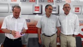 Los responsables de la Comisión Gestora del PSOE de Castilla y León, Jesús Quijano, José Francisco Martín y Mario Bedera en una rueda de prensa