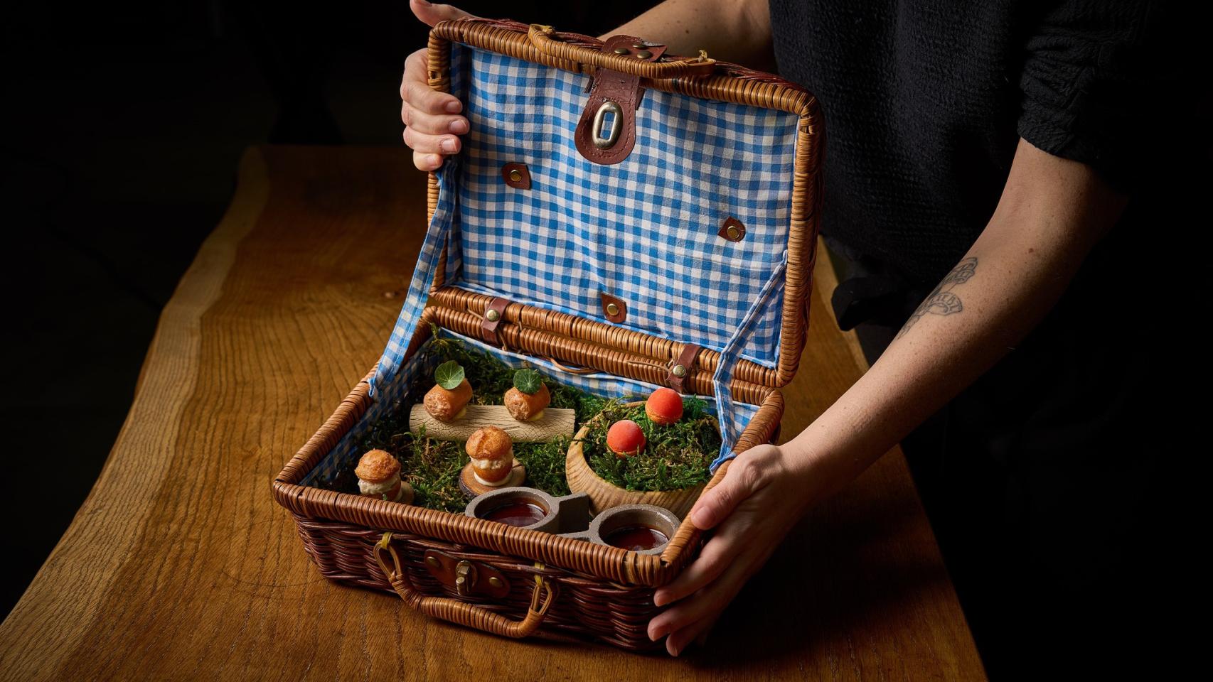 El picnic es uno de los pasos que da comienzo al menú de Azurmendi.