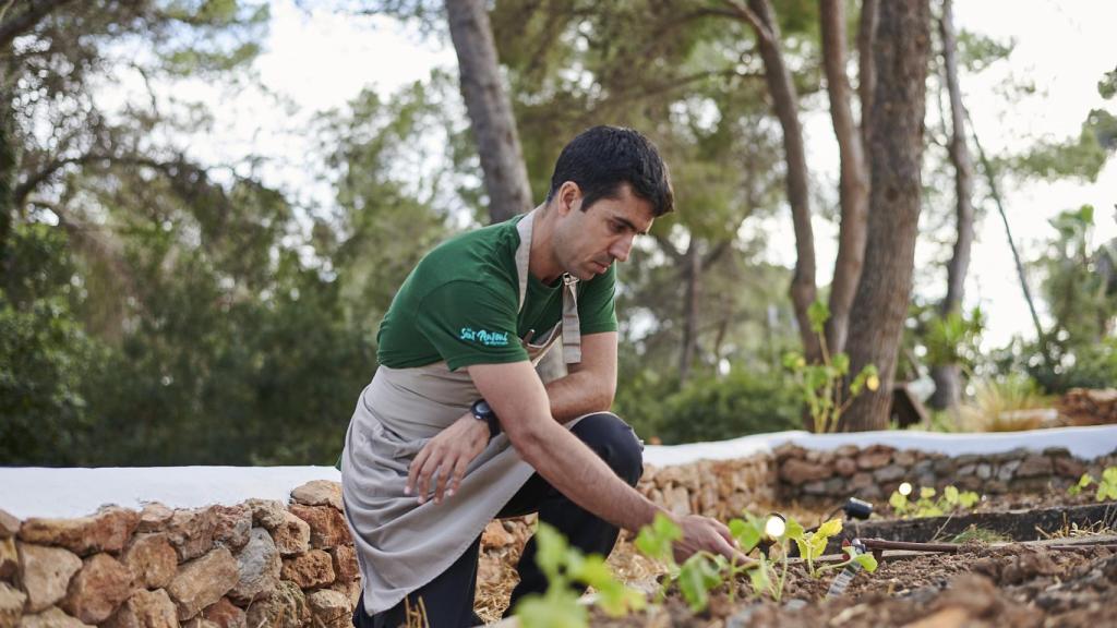 Alvaro Sanz cuidando del huerto de Es Tragón.