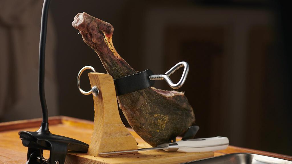 El jamón de cordero, con su jamonero.