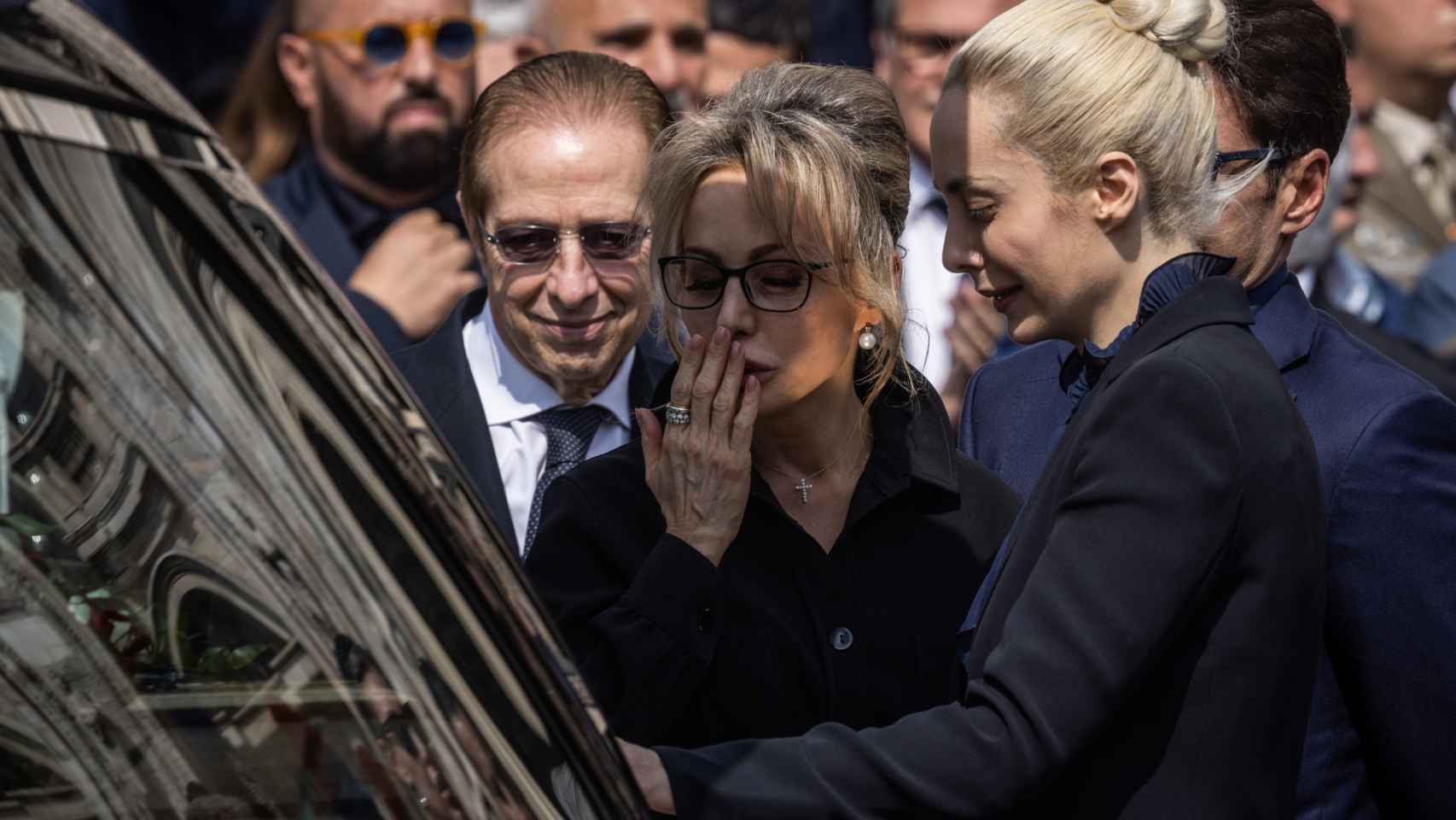 Marta Fascina, abatida, en el último adiós a Silvio Berlusconi.