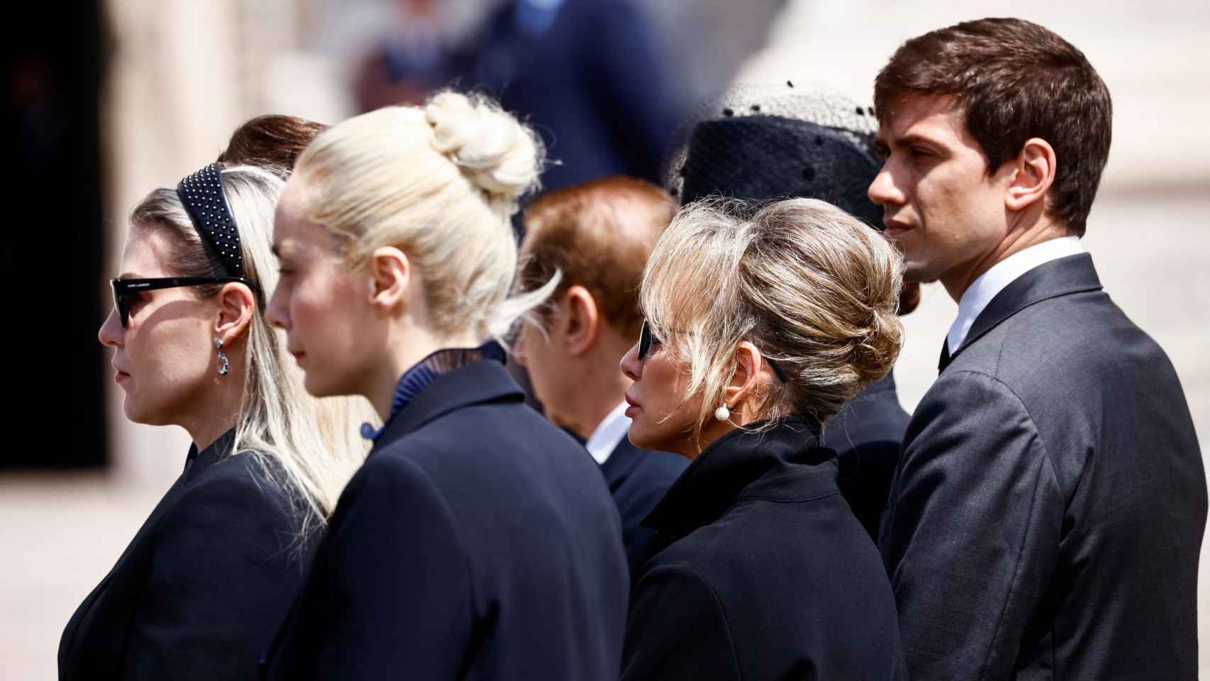 Marta Fascina junto a los hijos de Silvio Berlusconi el día de su funeral.