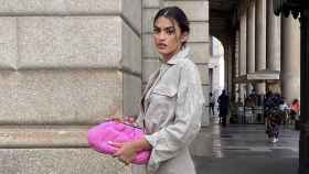 Marta Lozano con un bolso de Max Mara que reúne las tendencias del momento.