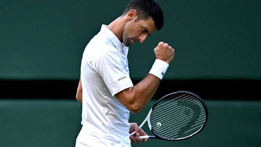 Djokovic celebra un punto en Wimbledon.