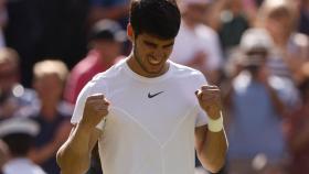 Carlos Alcaraz celebra su victoria ante Muller en Wimbledon.