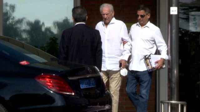 Mario Vargas Llosa saliendo del hospital Ruber Internacional acompañado por su hijo. Foto: Europa Press