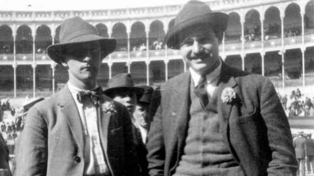 MADRID, 1923. Hemingway vio su primera corrida de toros con su amigo poeta y editor Robert McAlmon en la Plaza de Fuente del Berro, mientras se construía la Monumental de las Ventas (U.S. National Archives)