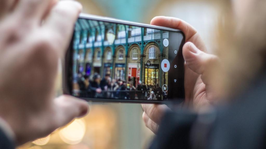 Usuario hace fotografía con su móvil