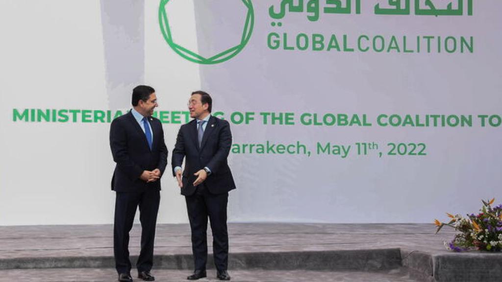 Los ministros de Exteriores de Marruecos y España, Bourita y Albares, en una cumbre contra el Daesh, en 2022.